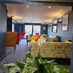 Hotel The Queens & Victoria Cloisters