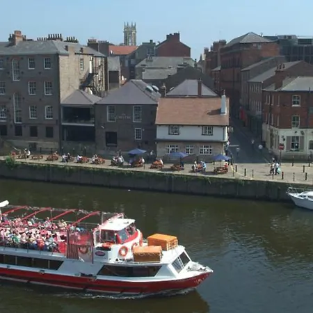 The Queens & Victoria Cloisters 3*