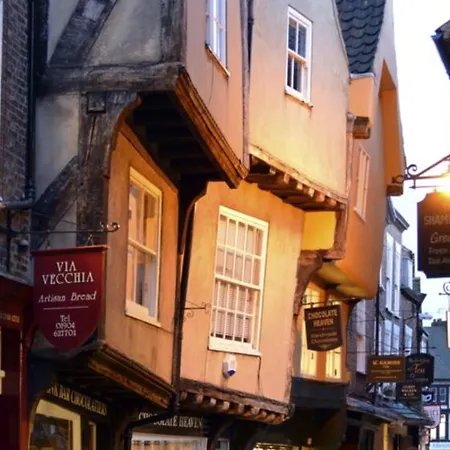 The Queens & Victoria Cloisters 酒店 3*