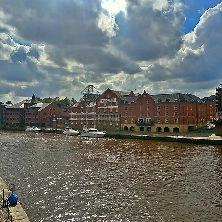 The Queens & Victoria Cloisters Hotel 3*