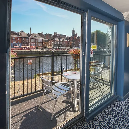 The Queens & Victoria Cloisters Hotel 3*