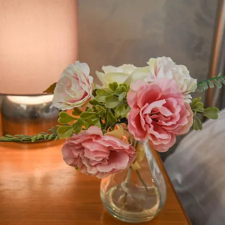 The Queens & Victoria Cloisters 酒店