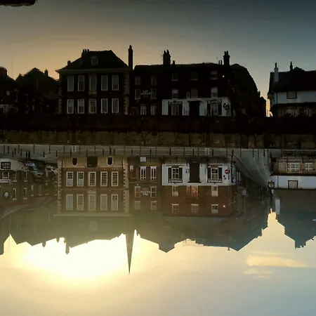 The Queens & Victoria Cloisters Hotel 3*