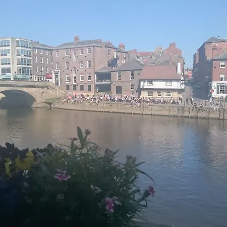 Hotel The Queens & Victoria Cloisters 3*