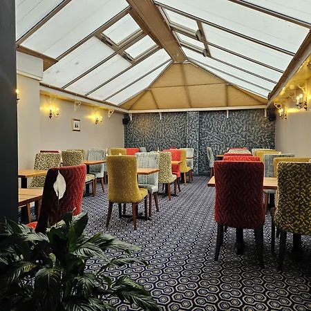 The Queens & Victoria Cloisters 3*